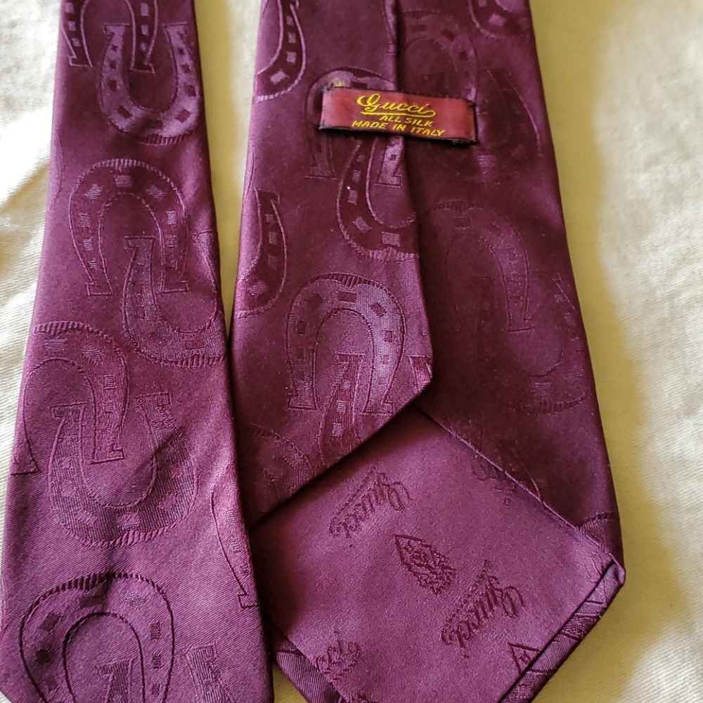 💯 GUCCI Men's Silk Tie!! Plum in Color. Horshoes - Picture 1 of 3